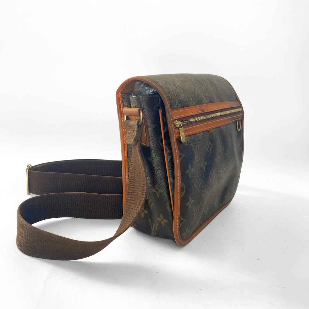 Louis Vuitton Bosphore Messenger in Monogram Canvas.
