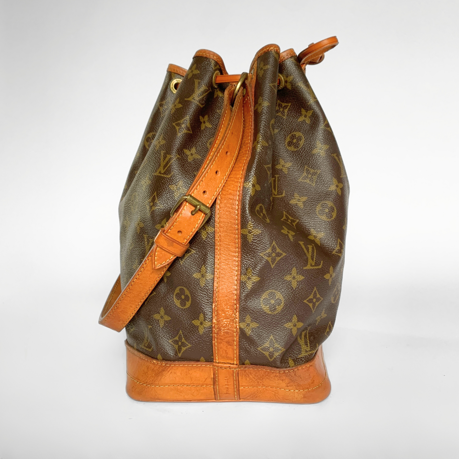 Louis Vuitton Louis Vuitton No&eacute; Monogram Canvas - Shoulder bags - Etoile Luxury Vintage