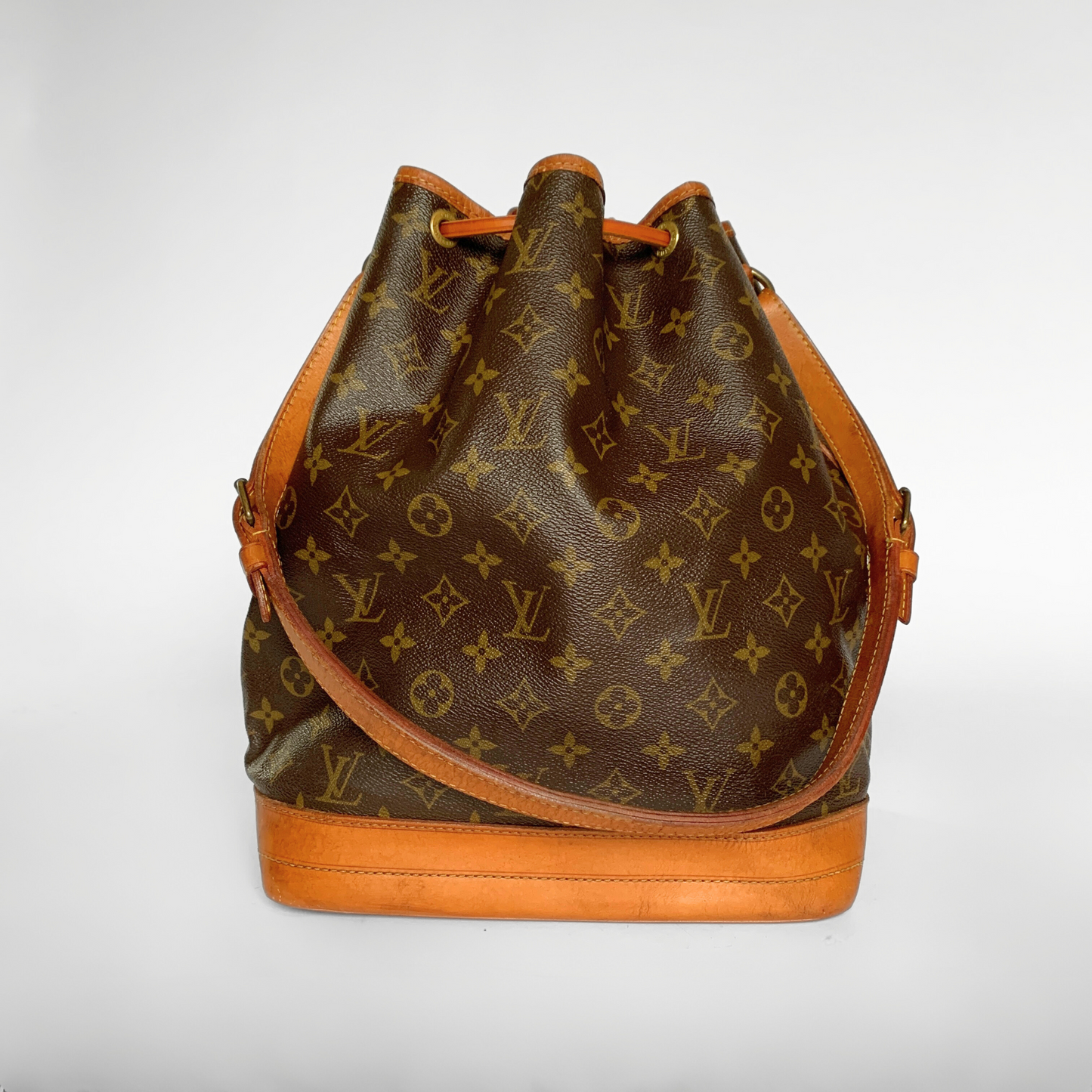 Louis Vuitton Louis Vuitton No&eacute; Monogram Canvas - Shoulder bags - Etoile Luxury Vintage