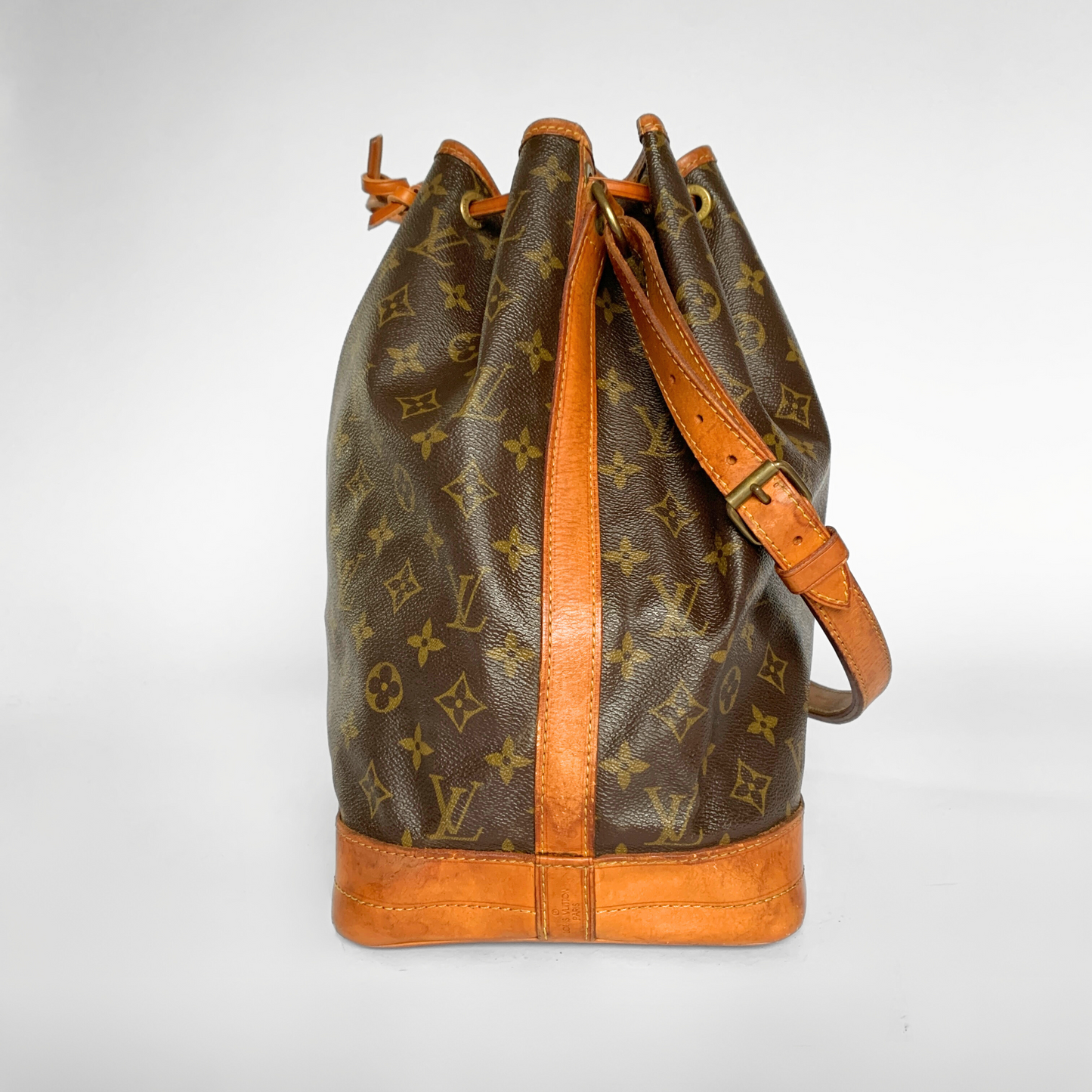 Louis Vuitton Louis Vuitton No&eacute; Monogram Canvas - Shoulder bags - Etoile Luxury Vintage