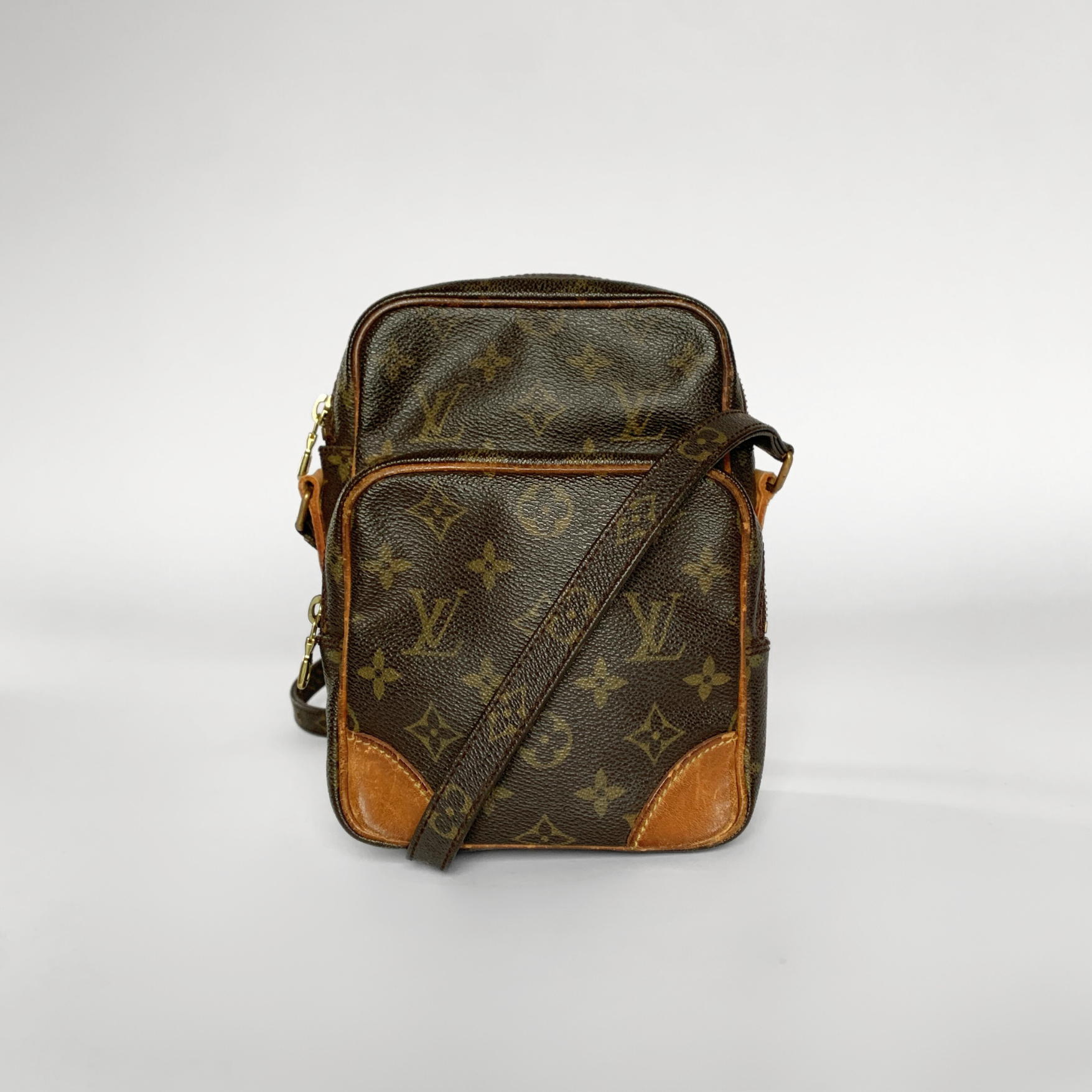 Louis Vuitton Louis Vuitton Amazon Monogram Canvas - Crossbody bags - Etoile Luxury Vintage