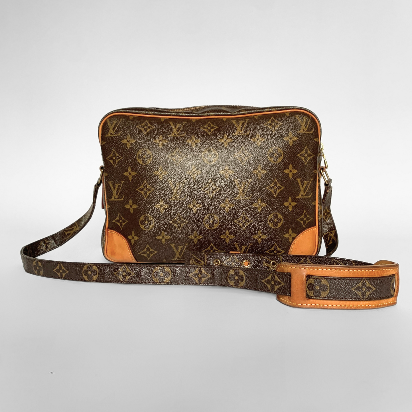 Louis Vuitton Louis Vuitton Nile Monogram Canvas - Crossbody bags - Etoile Luxury Vintage