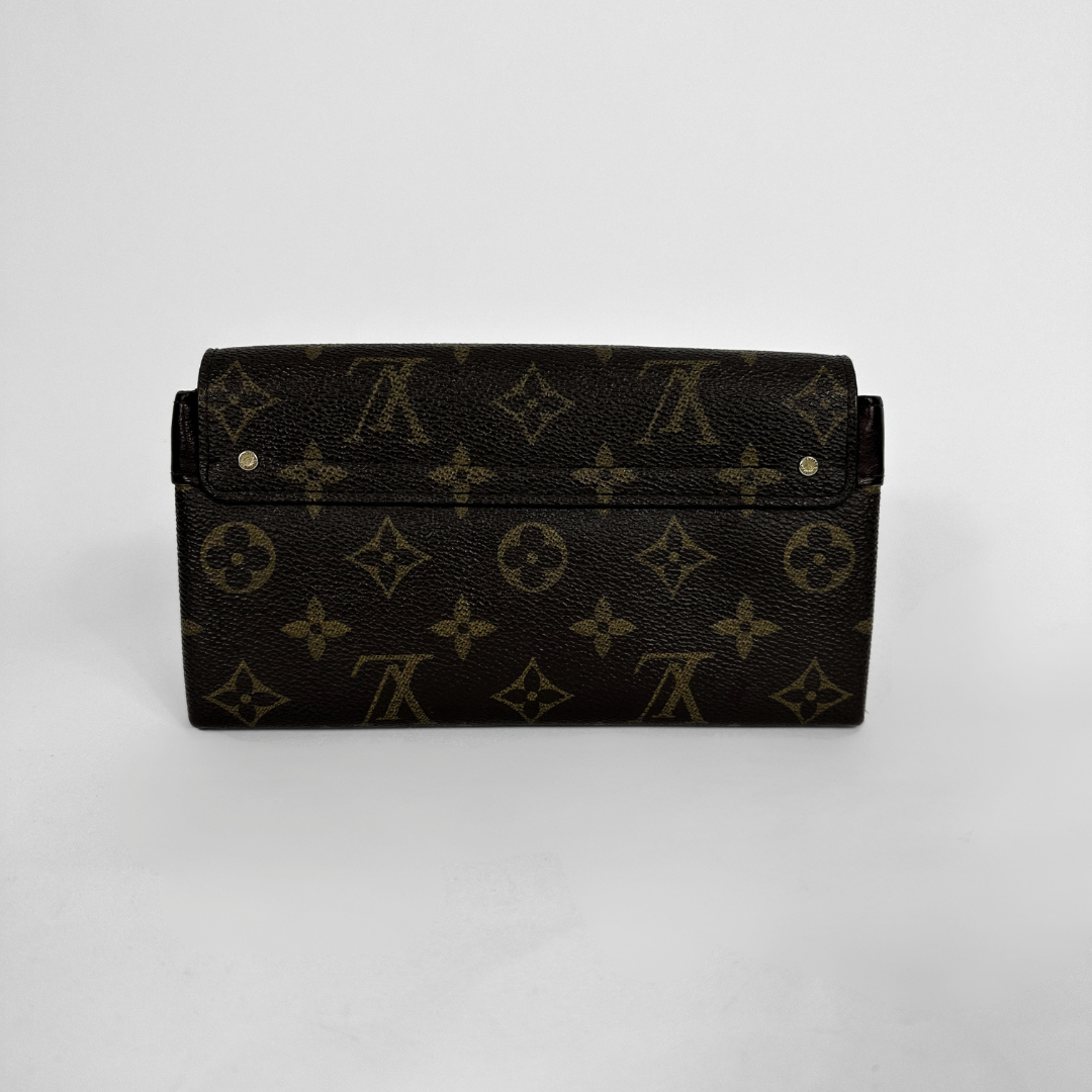 Louis Vuitton Gesp Wallet Large on a white background