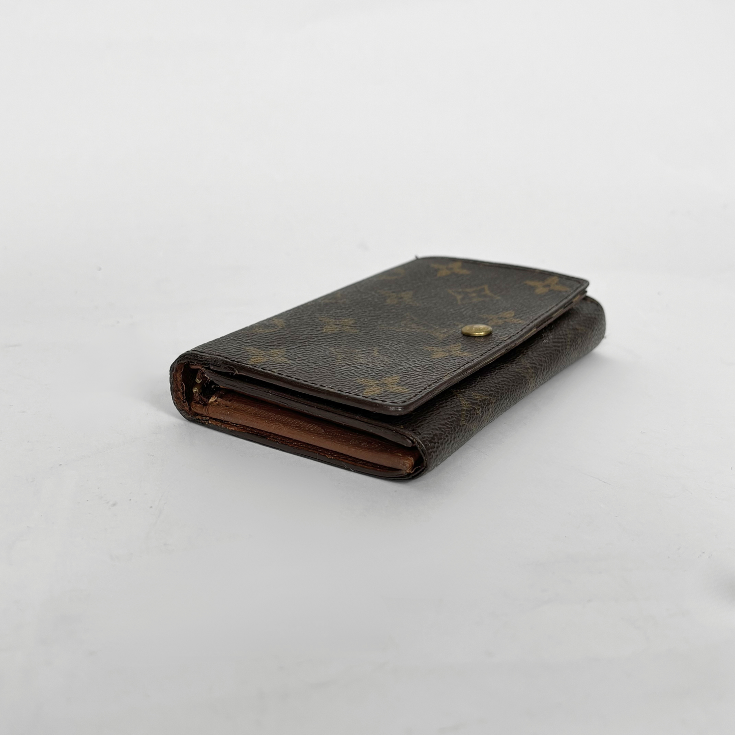 Louis vuitton wallet in brown Damier Ebene checkered canvas with a snap-button closure.